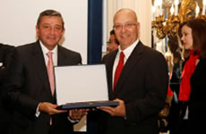 Javier Ballester, Director General of TWE, awarded by the APCE